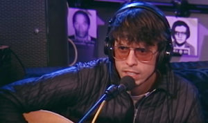 Dave Grohl Sings An Incredible Acoustic Version of 'My Hero' on the Howard Stern Show in 1999